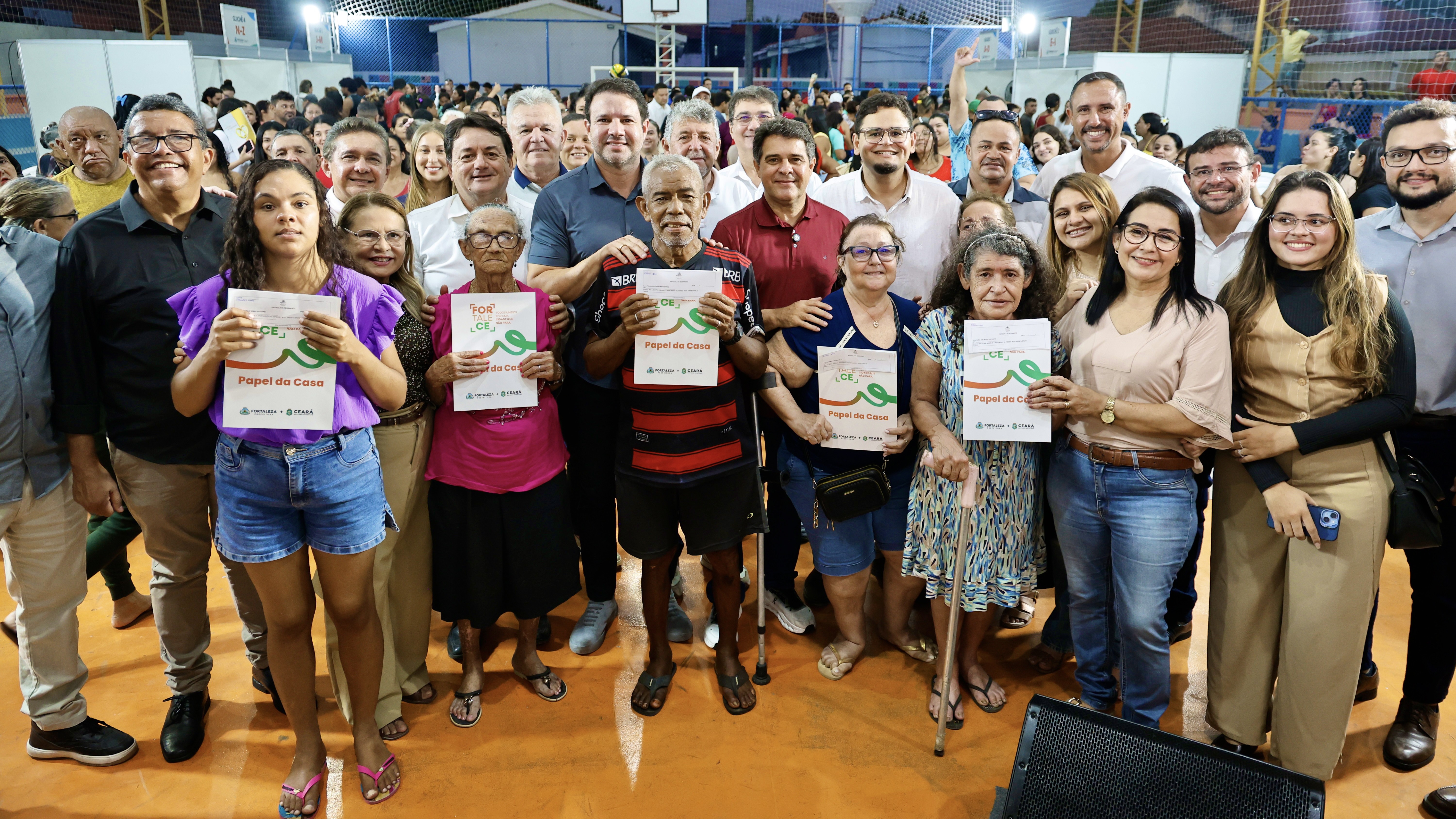 grupo de pessoas posa para a foto